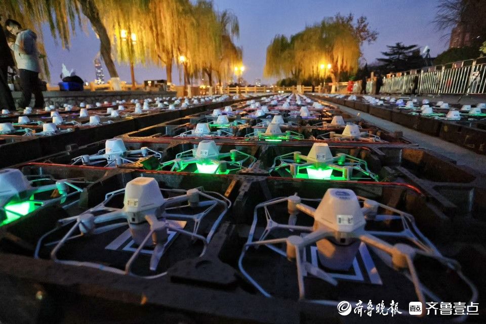 800架无人机从大明湖腾空而起，庆祝齐鲁壹点十周岁生日