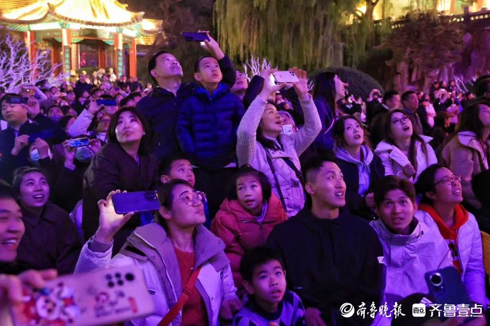 800架无人机大明湖起舞，庆祝齐鲁壹点上线十周年
