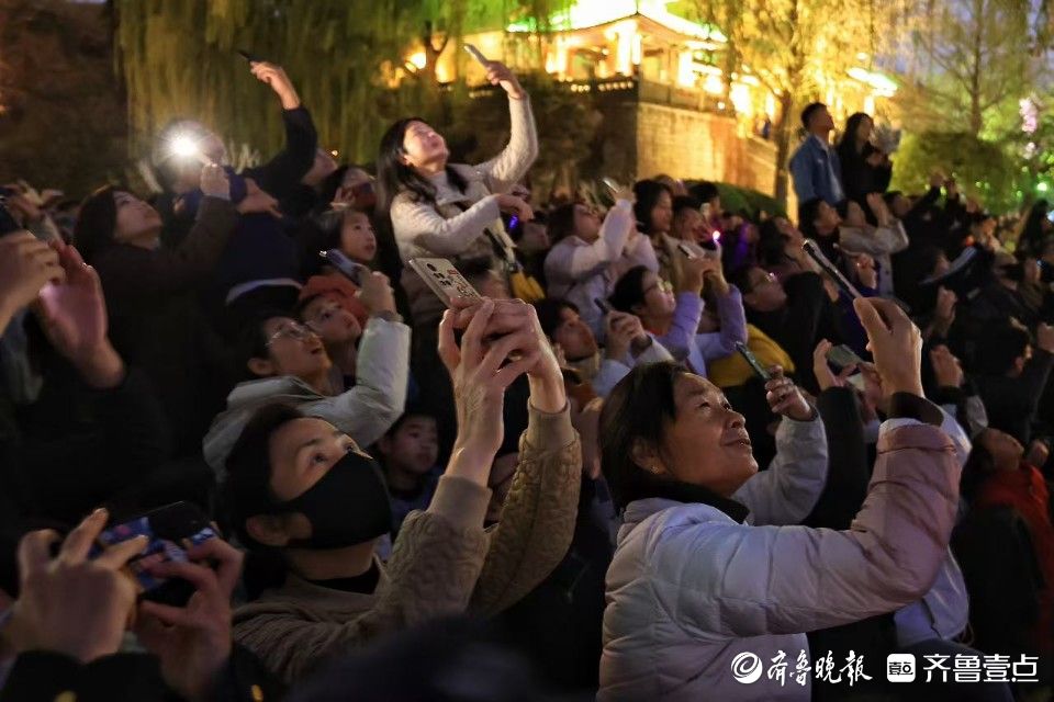 800架无人机大明湖起舞，庆祝齐鲁壹点上线十周年