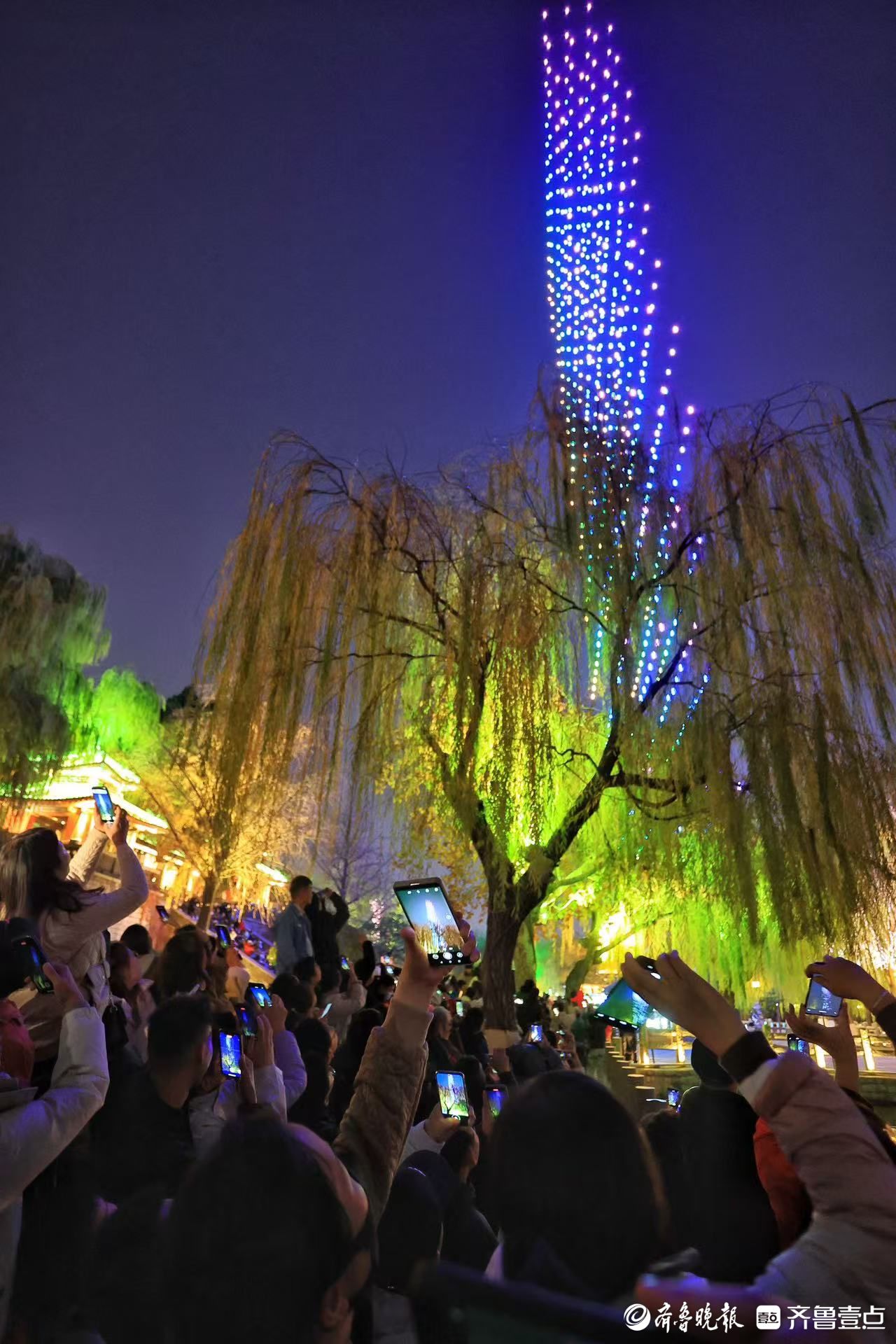 “太震撼了！”800架无人机大明湖起舞，为齐鲁壹点上线十周年“庆生”