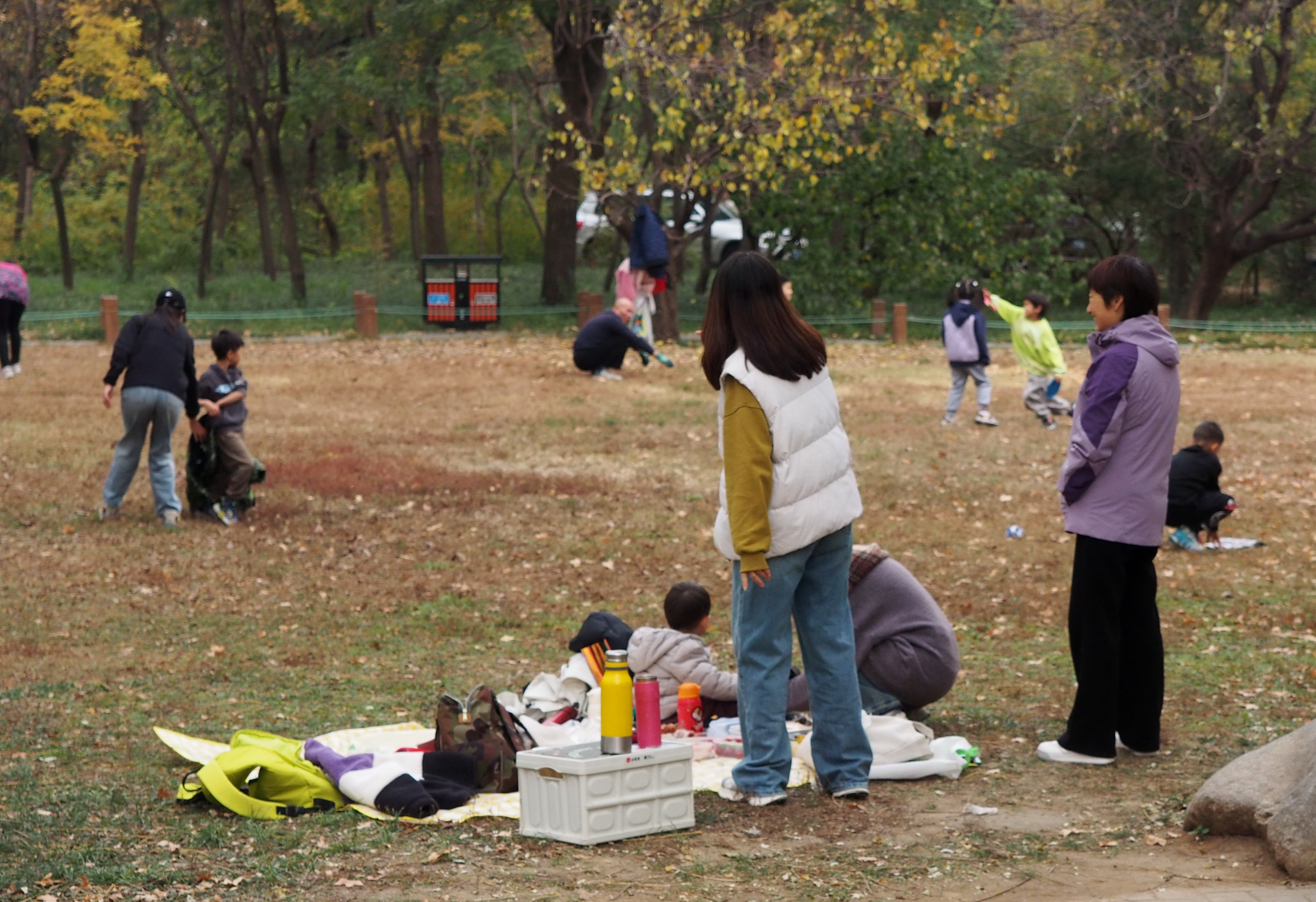 济南雨雪冬日将至，大批市民到千佛山享受最后的美丽秋日