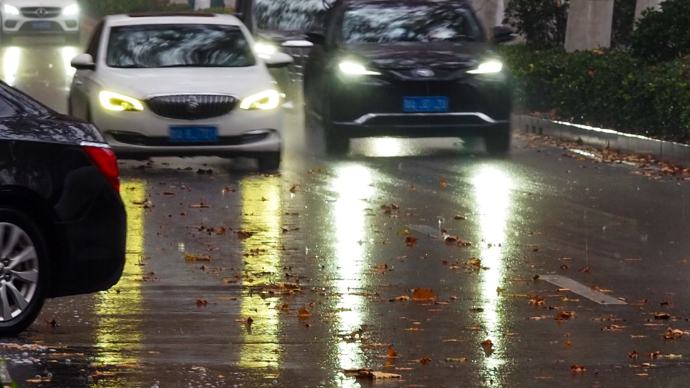 果然视频|雨幕笼罩济南城，街头多了份静谧