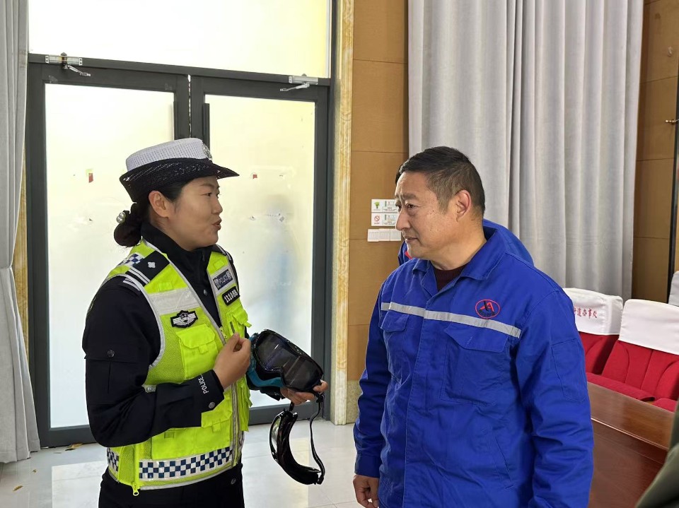 济宁北湖交警开展"路畅民安"交通安全巡回宣讲