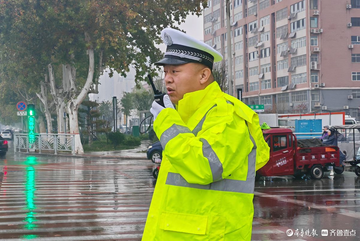 在路上,在一线,冬雨中聊城交警坚守路面保畅安