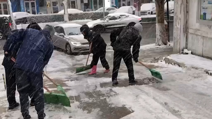 果然视频 | 清晨五点，他们逆雪而行，清雪保通畅