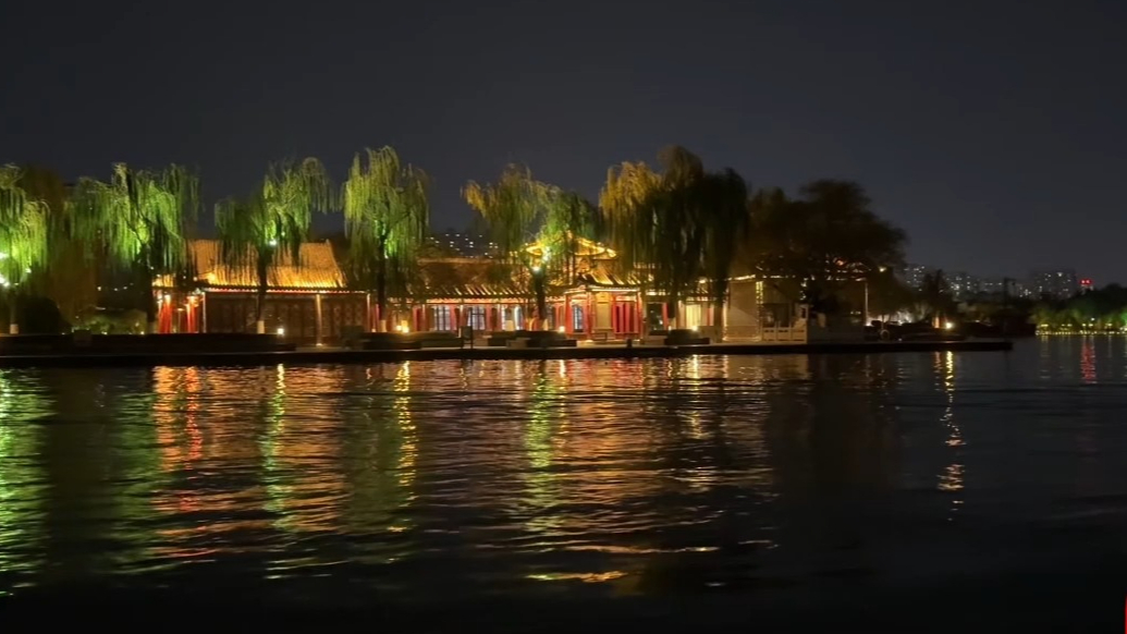 高质量发展山东行丨沉浸式体验“济南之夜”，画舫夜游护城河