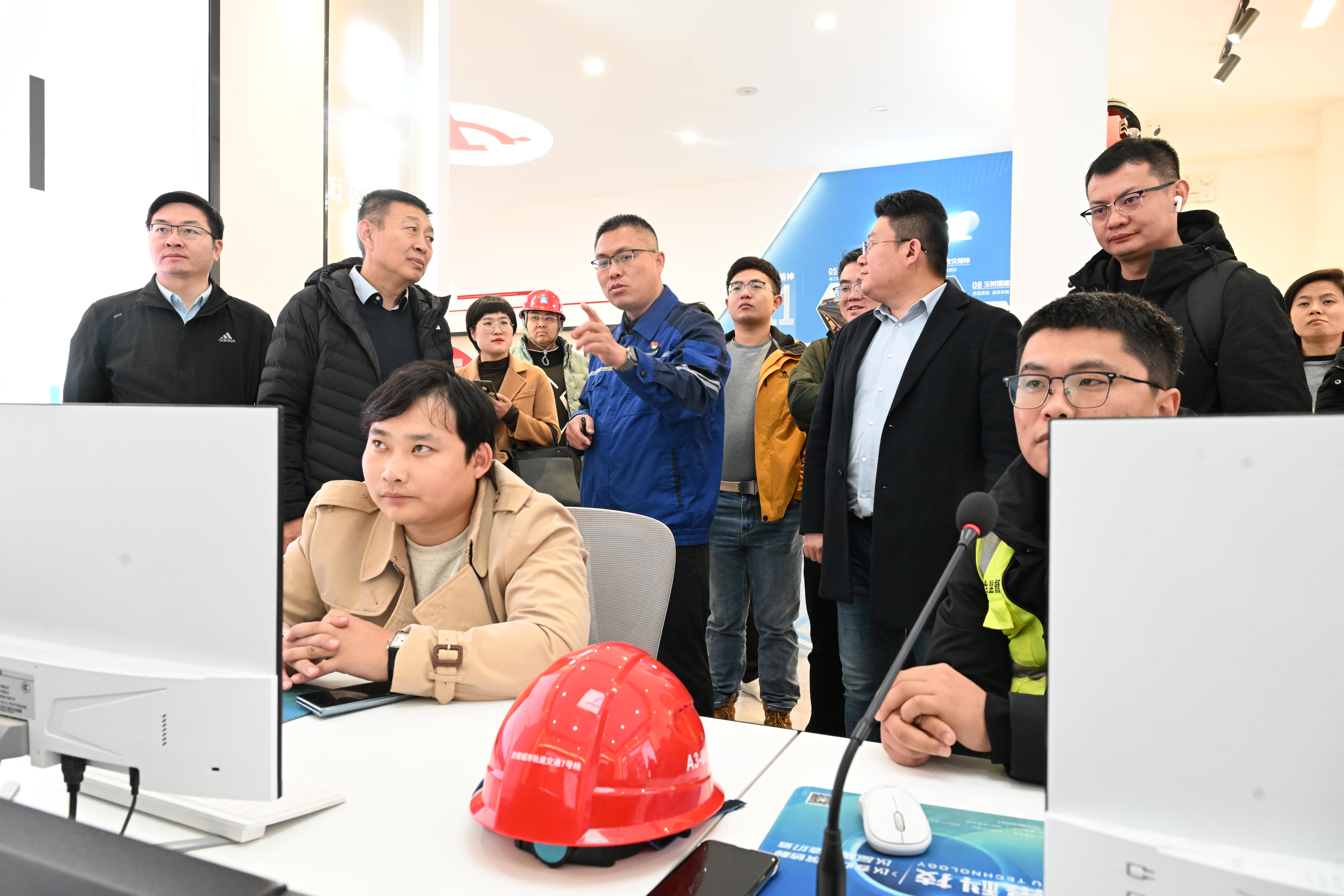高质量发展山东行|安全帽里装芯片，远程也能监督工地安全施工