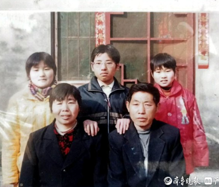 “希望，你在哪里？”这是来自菏泽市李文娟一家人内心的深切呼喊。
20多年前，一位名为“希望”的好心人为李文娟和哥哥姐姐，不定期地向他们家汇款，每次都是三百元，资助他们能够继续上学。20多年后，李家的三个孩子都已经成家立业，他们想要找到那位曾经给予爱与希望的好心人。