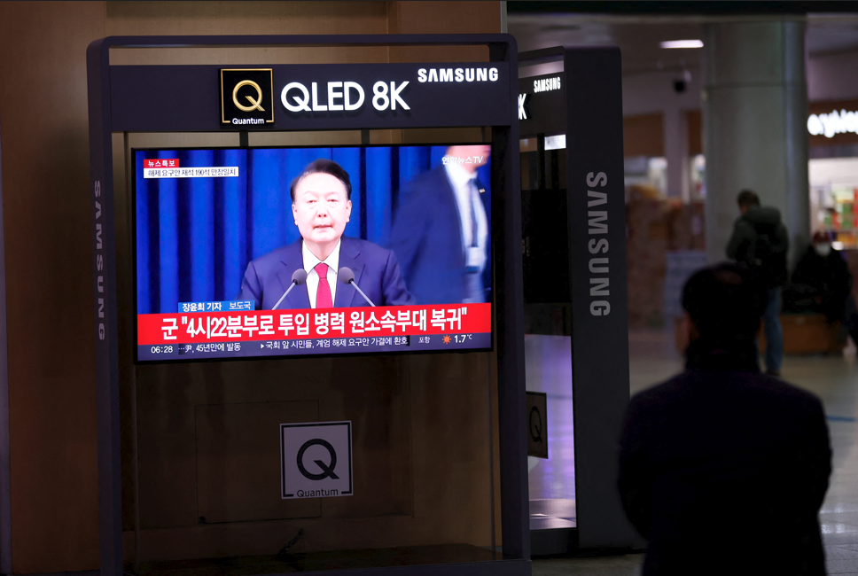 尹锡悦陷入政治危机，三问韩国紧急戒严风波
