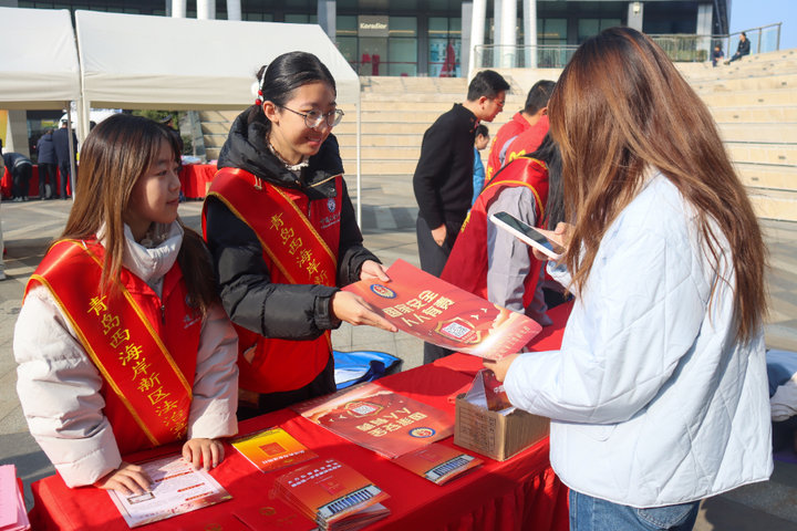 以热血青春,伴宪法同行!中石大(华东)志愿者开展宪法日活动