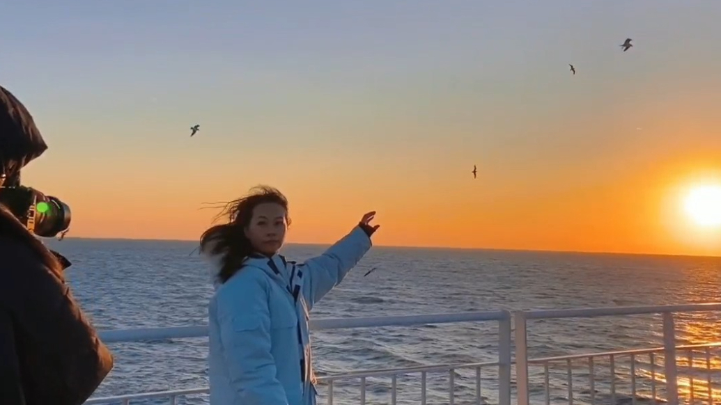 果然视频|成都游客第一次来烟台看海上日落，称找到“人生时刻”