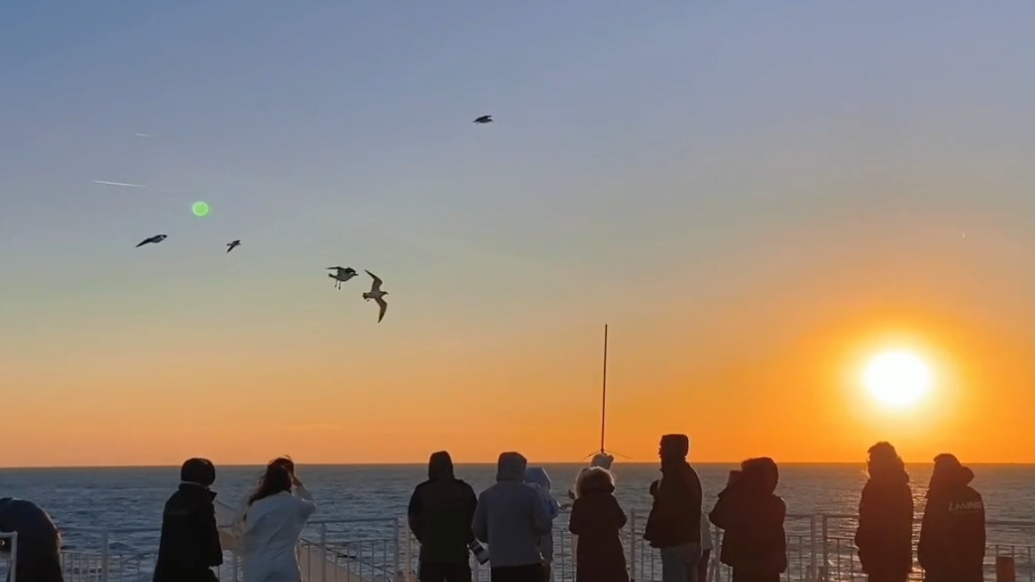 果然视频|乘“渤海玛珠”轮有多享受？赏日落、K歌、看电影……