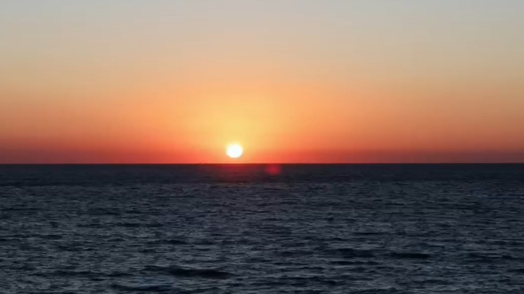 果然视频|小伙到烟台坐船圆“海上落日”梦，和女友面朝大海比心