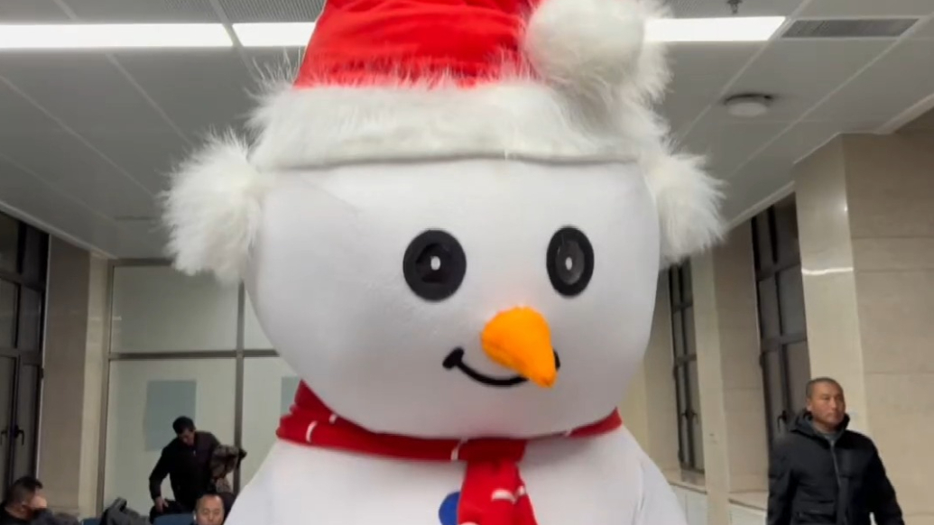 果然视频|山东烟台2米“大雪人”抵大连宠粉，文旅互动超接地气