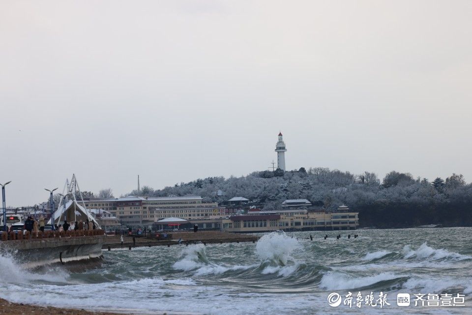 图集|雪后烟台山银装素裹，游人海边打卡感受海与雪的浪漫