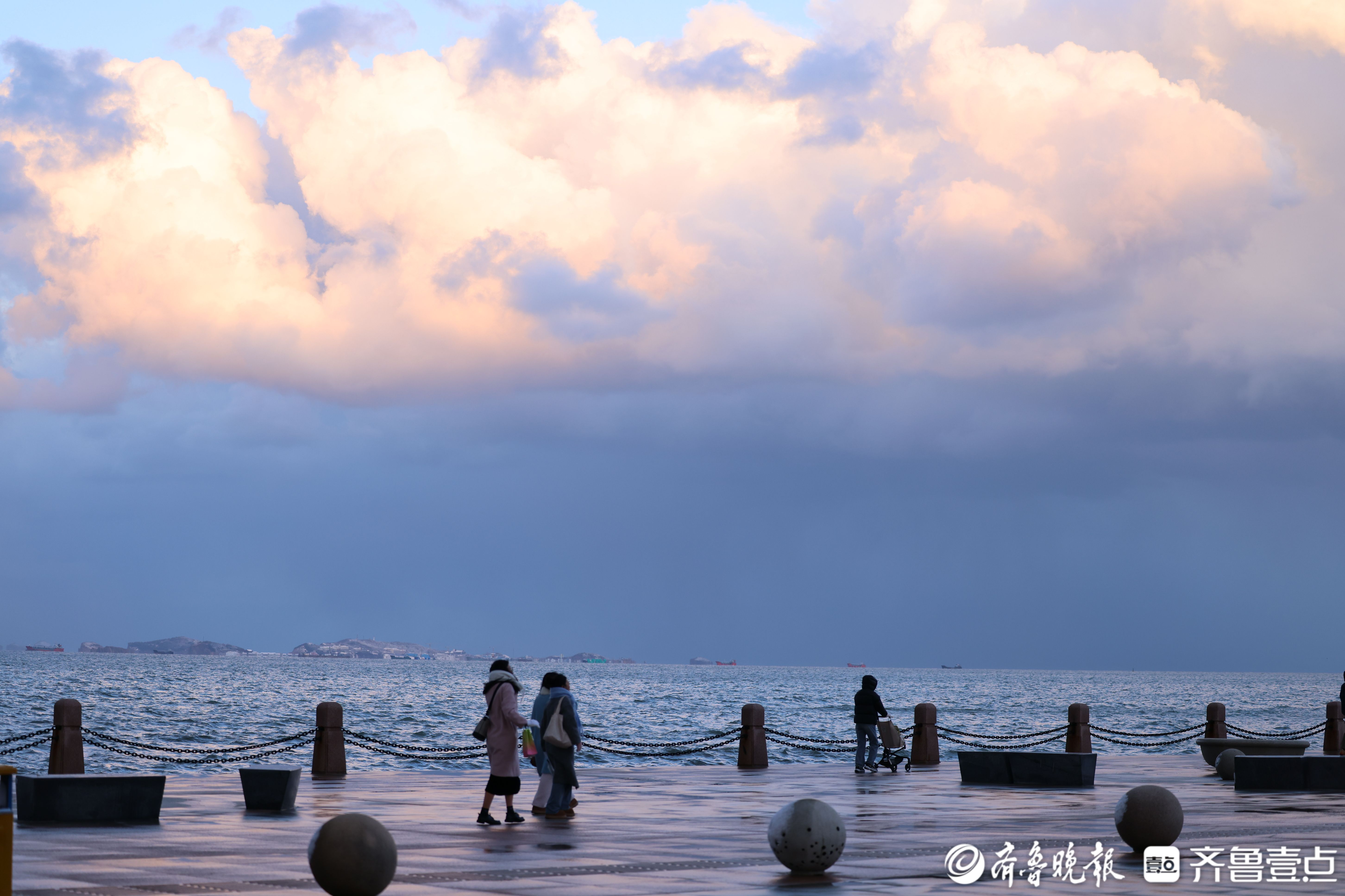 图集|雪后烟台山银装素裹，游人海边打卡感受海与雪的浪漫