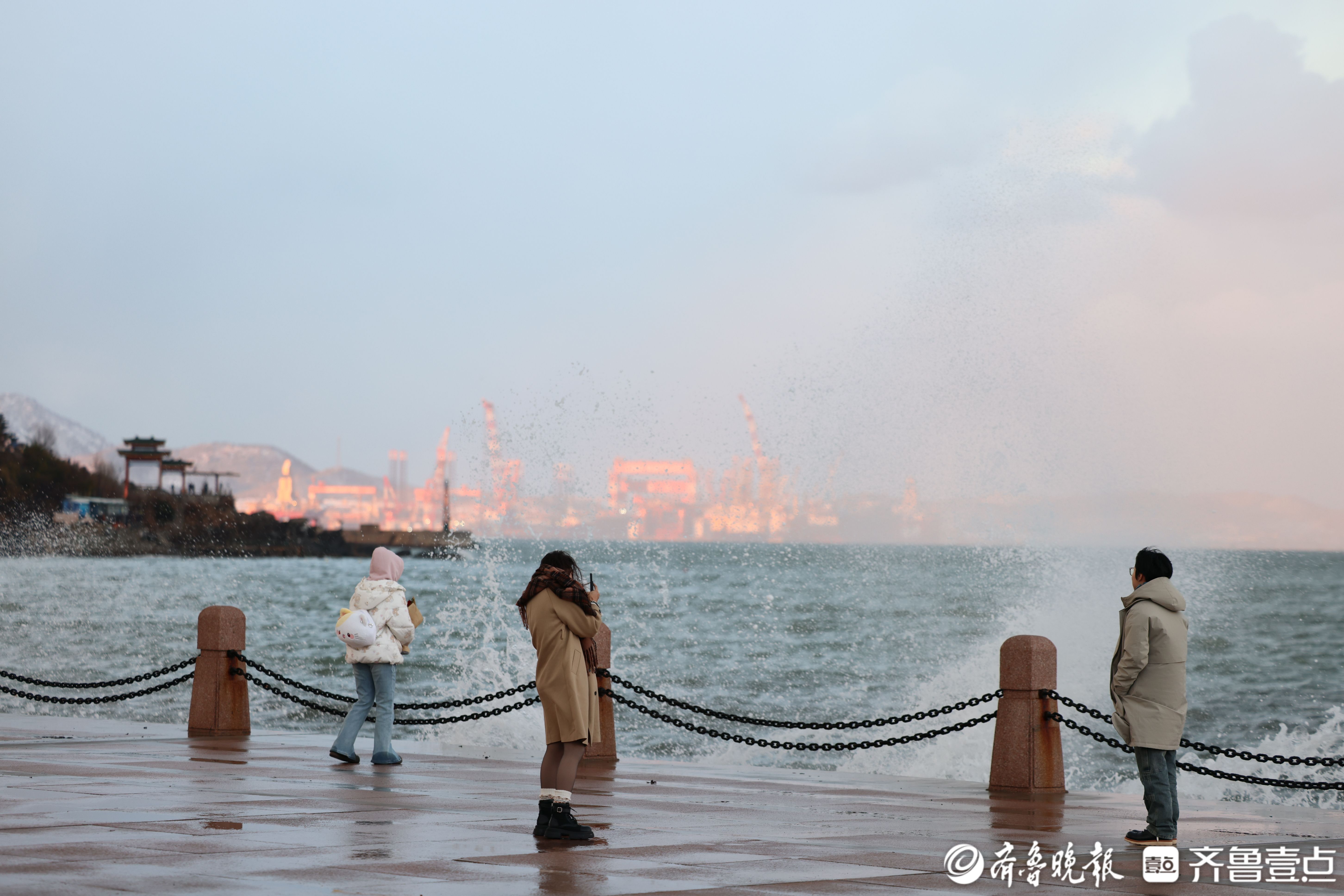 图集|雪后烟台山银装素裹，游人海边打卡感受海与雪的浪漫