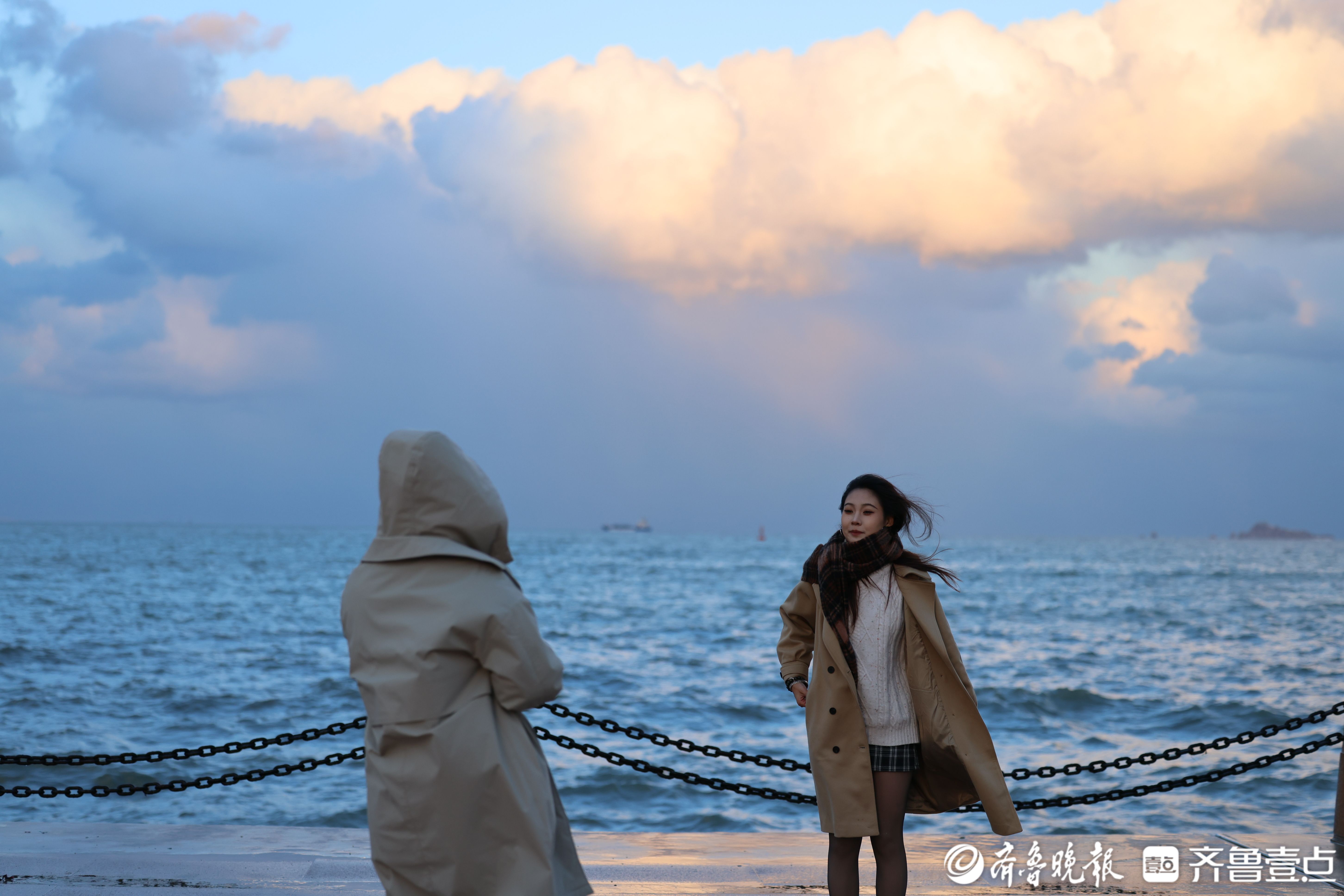 图集|雪后烟台山银装素裹，游人海边打卡感受海与雪的浪漫