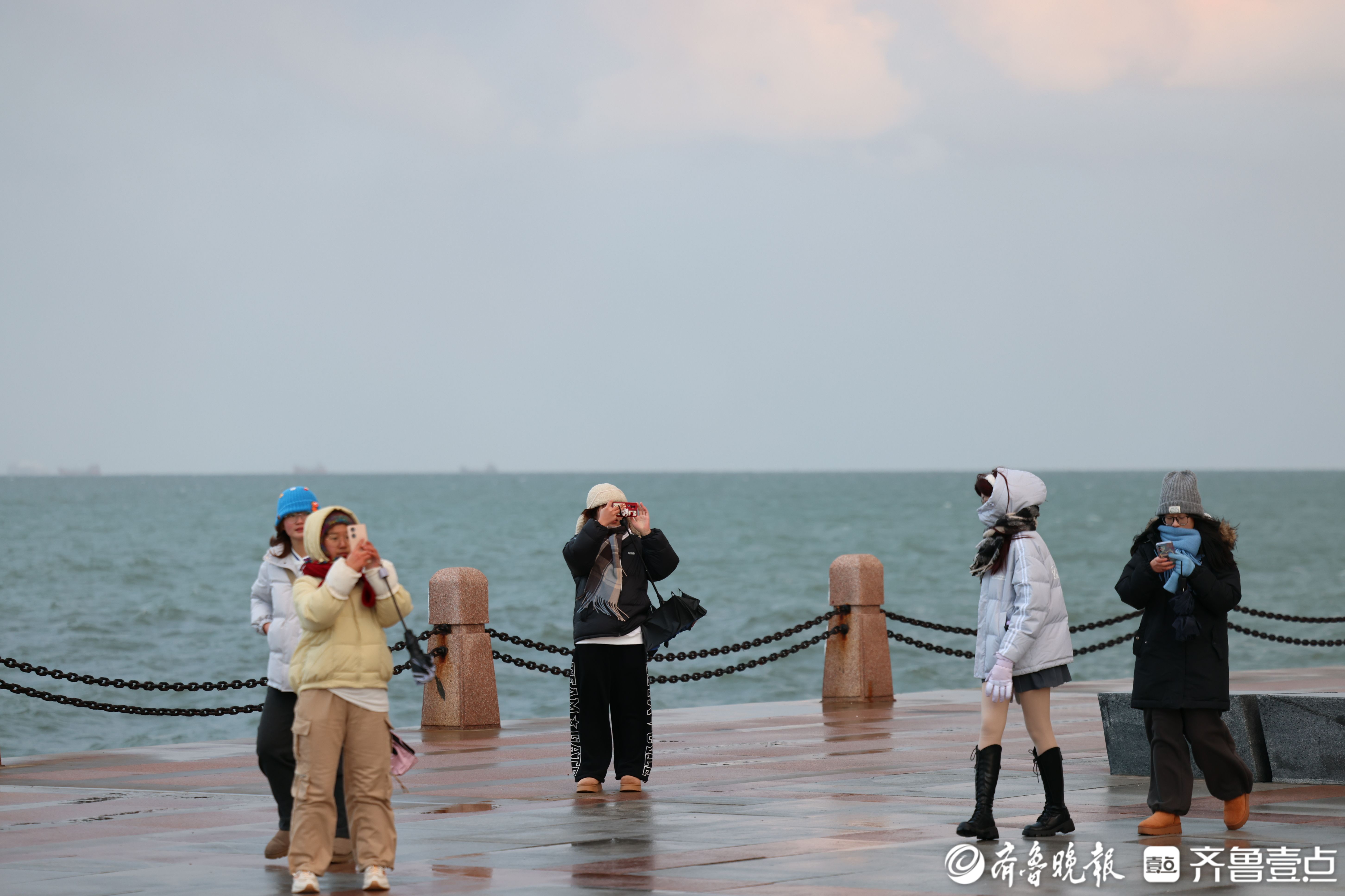 图集|雪后烟台山银装素裹，游人海边打卡感受海与雪的浪漫