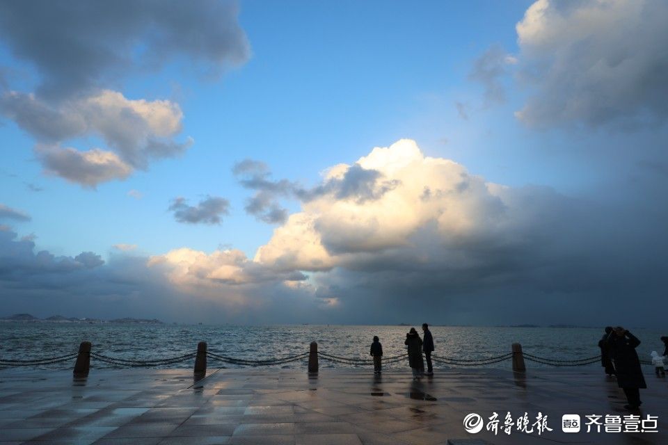 图集|雪后烟台山银装素裹，游人海边打卡感受海与雪的浪漫