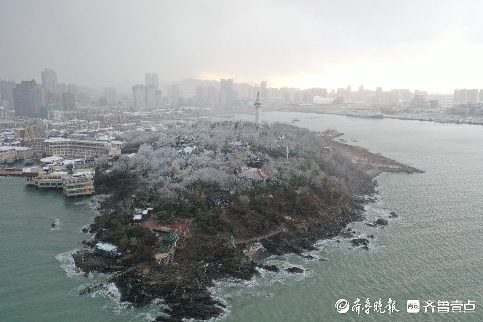 图集|雪后烟台山银装素裹，游人海边打卡感受海与雪的浪漫