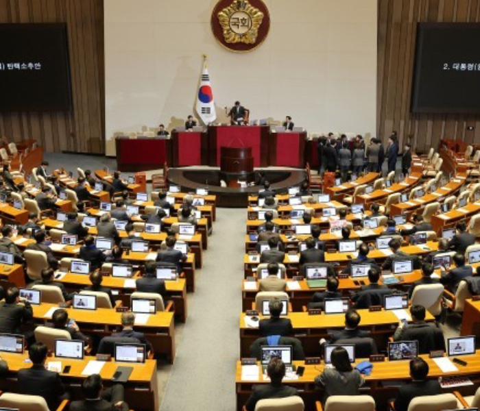 韩国“紧急戒严”事件余波不断。目前韩国总统尹锡悦逃过一轮弹劾危机，但他的政治生涯将走向哪里，仍是一个未知数。