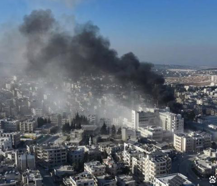 叙利亚政局12月8日发生剧变：叙利亚反政府武装攻入首都大马士革，巴沙尔·阿萨德及家人抵达莫斯科，俄罗斯为其提供了庇护。叙利亚发生了什么？目前当地情况如何？反对派武装缘何能势如破竹？地区国家有何反应？