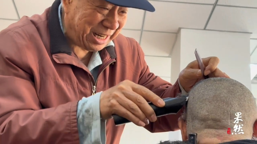 微纪录｜济南75岁老人义务理发，用剪刀传递爱与温暖61年