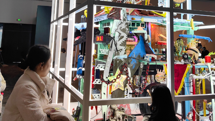 济南国际双年展作品点击：生活垃圾变艺术，展示时浑身叮当作响