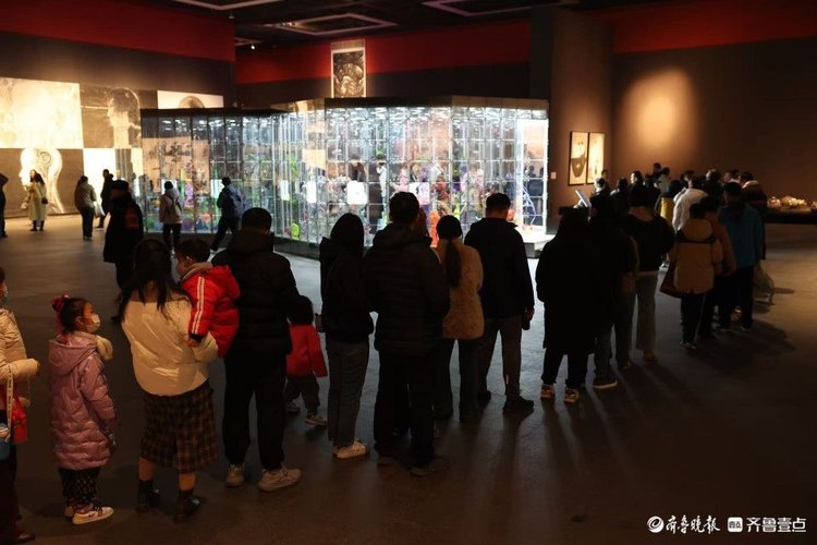 济南国际双年展互动项目人气爆棚,观众排长龙打卡
