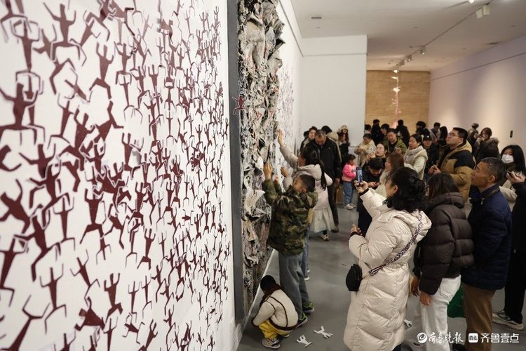 济南国际双年展互动项目人气爆棚,观众排长龙打卡