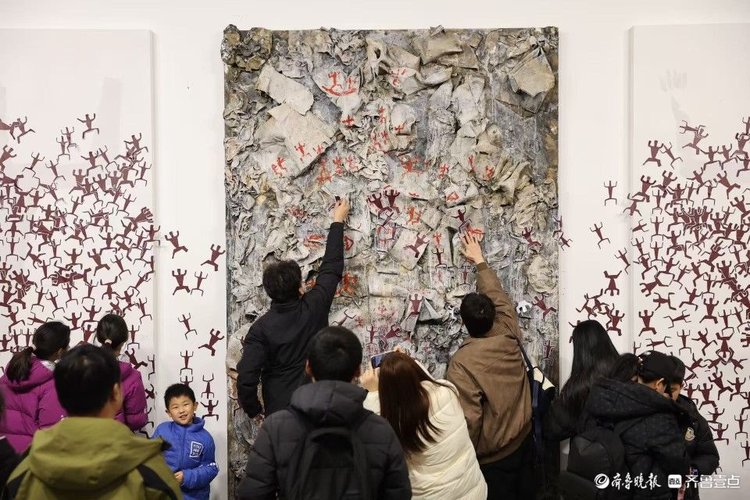济南国际双年展互动项目人气爆棚,观众排长龙打卡