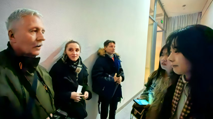 参观“济南国际双年展”的俄罗斯专业观众：艺术新颖，未曾见过