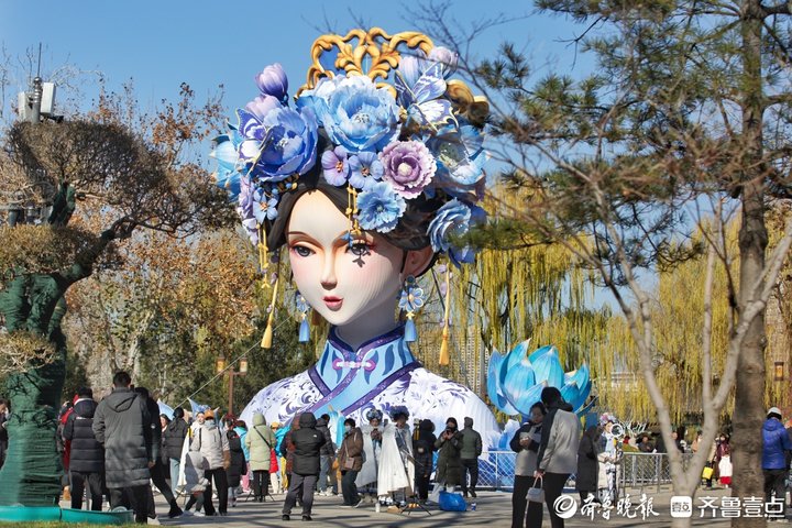 泉畔探灯|古风少女争相打卡大明湖，这次是奔着“夏雨荷”来的