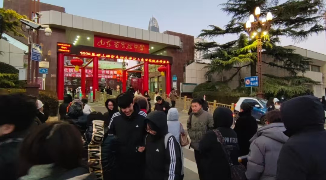 考研现场发现“中国好男友”！他们“保姆式陪考”温暖赶考路