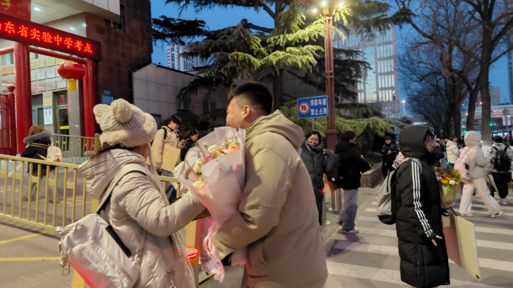 果然视频｜最美的鲜花送给努力的你！2025年考研初试落幕