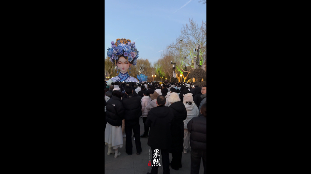 果然视频|专门从齐河赶来济南，一家四口打卡“夏雨荷”花灯