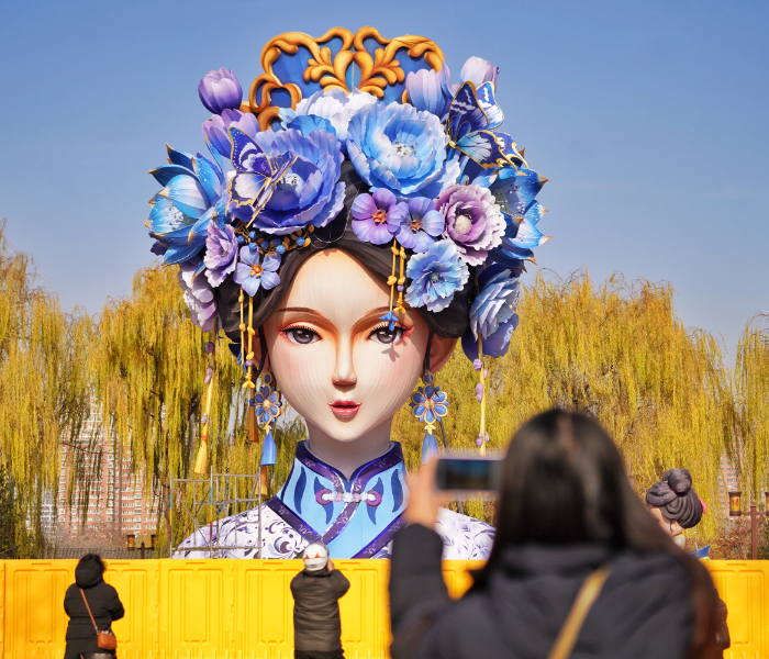 近日，一座“身高”12米的“夏雨荷”造型的灯组在大明湖畔正谊广场开启试亮灯。“夏雨荷”花灯一经亮相便迅速火遍全网，不少市民慕名而来，与之合影打卡，亮灯现场更是多次上演“哇声一片”的名场面。
从 “夏雨荷”亮相到三大景区首次串联，再到花灯与游客新奇互动……第44届趵突泉迎春花灯会可谓“诚意满满”。这一场传统与创新交织的老牌盛会将如何变身？