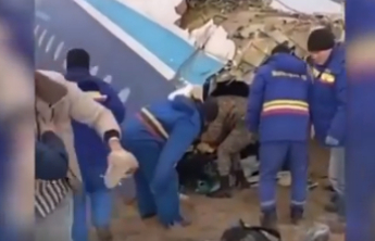 阿塞拜疆航空公司一架客机在哈萨克斯坦坠毁，飞行途中与鸟群相撞