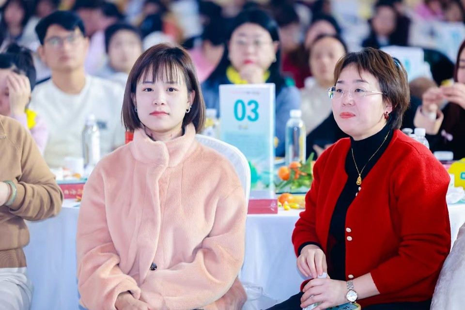 各地专家学者，行业同仁齐聚一堂，展示浓厚学术氛围