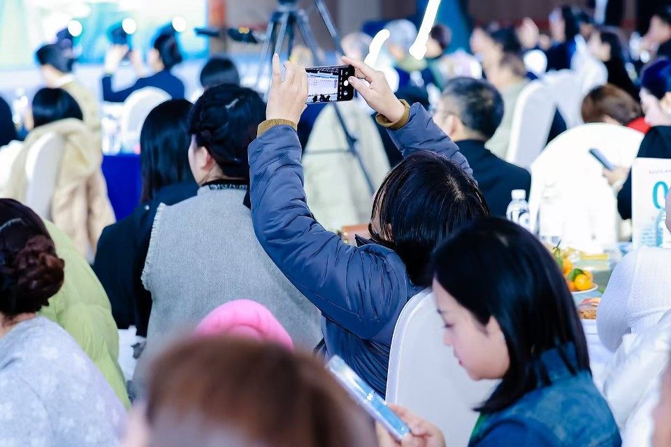 各地专家学者，行业同仁齐聚一堂，展示浓厚学术氛围