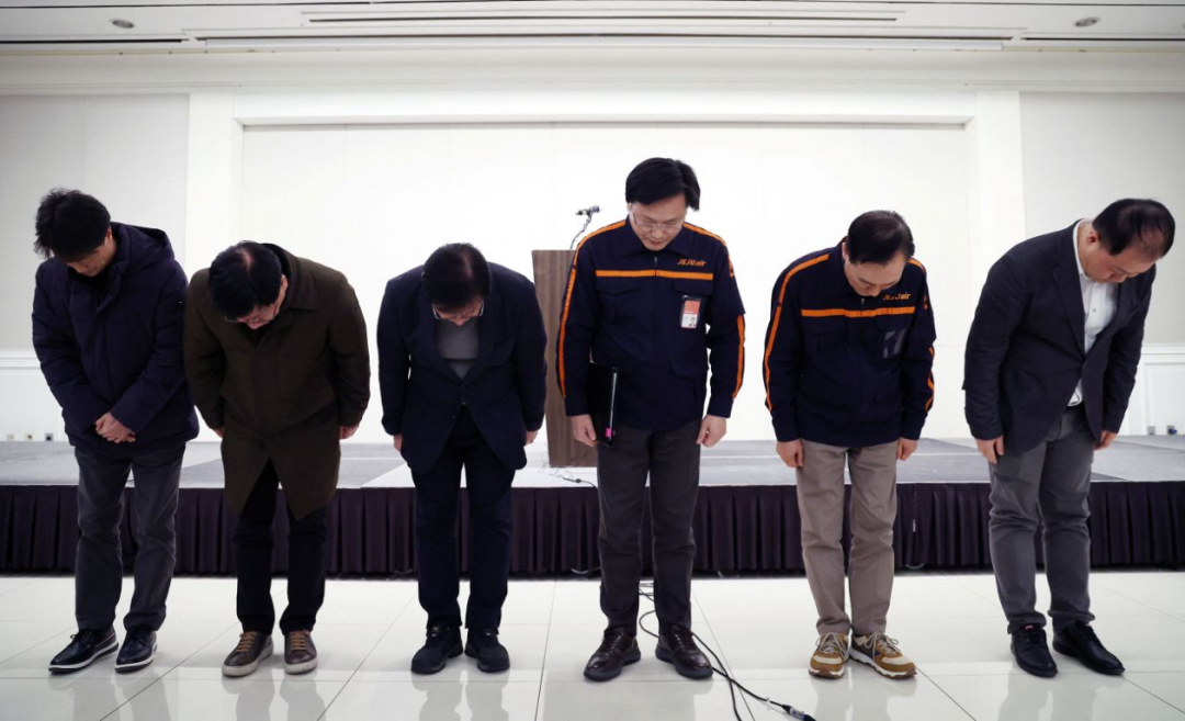 济州航空CEO鞠躬道歉，“事发前客机没有出现问题的迹象”
