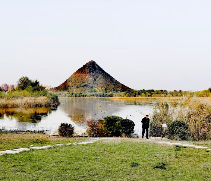 济南摄影师陶永奎用相机和手机坚持记录下一年四季济南华山湖的点点滴滴，行走间摄取华山美景，记录华山瞬间。