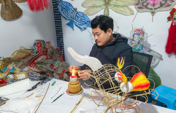 2025潍坊向上|“中国龙”于巴黎起飞，非遗花灯闪耀国际舞台