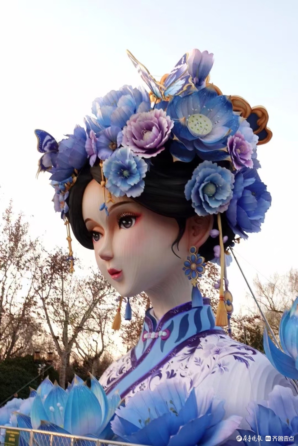 新晋网红打卡点——大明湖畔花灯“夏雨荷”