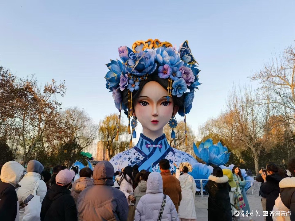 新晋网红打卡点——大明湖畔花灯“夏雨荷”