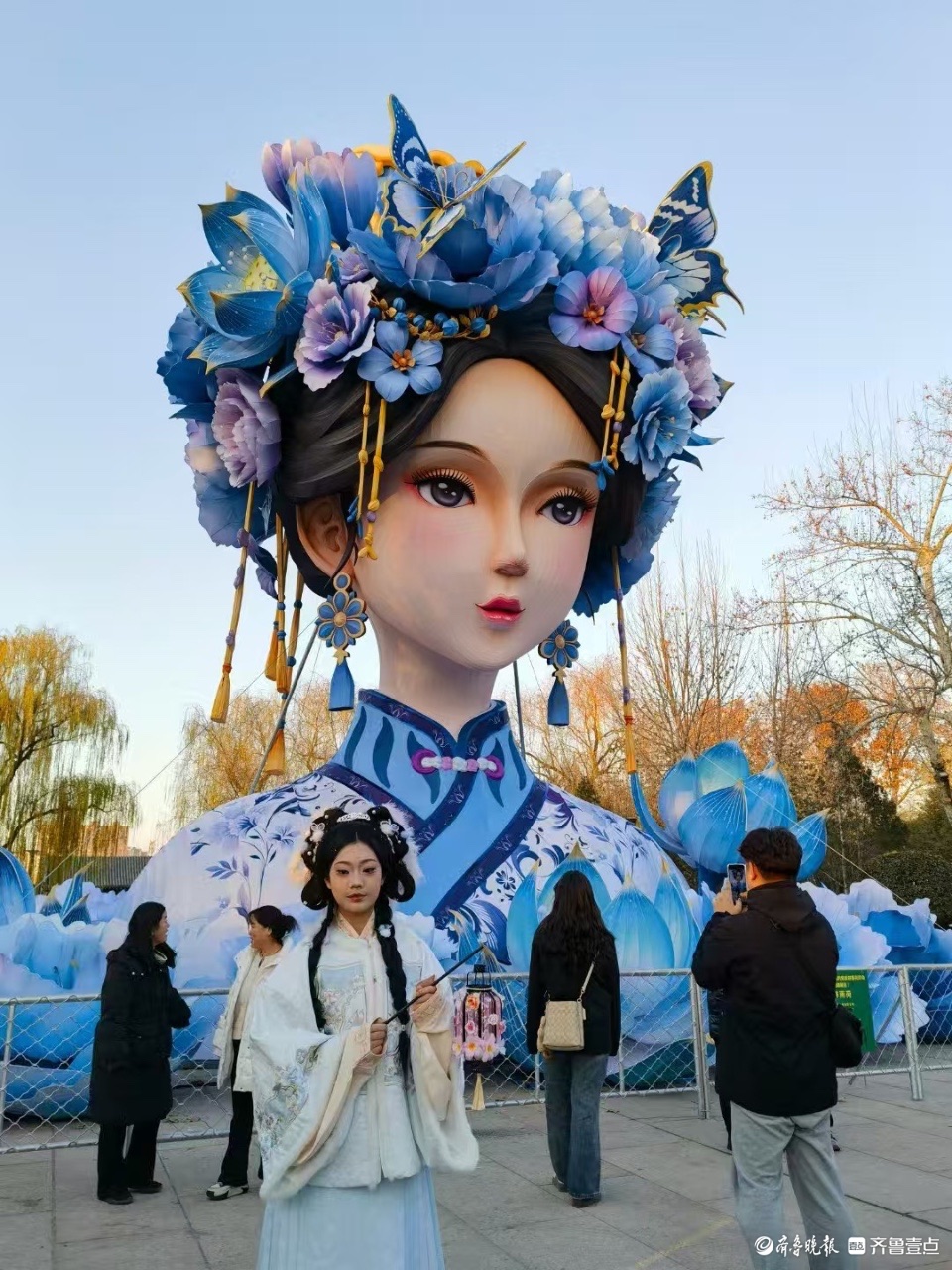 新晋网红打卡点——大明湖畔花灯“夏雨荷”