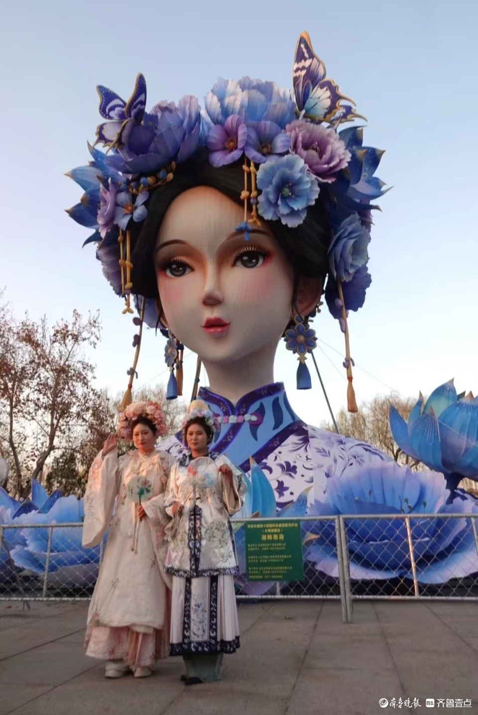 新晋网红打卡点——大明湖畔花灯“夏雨荷”