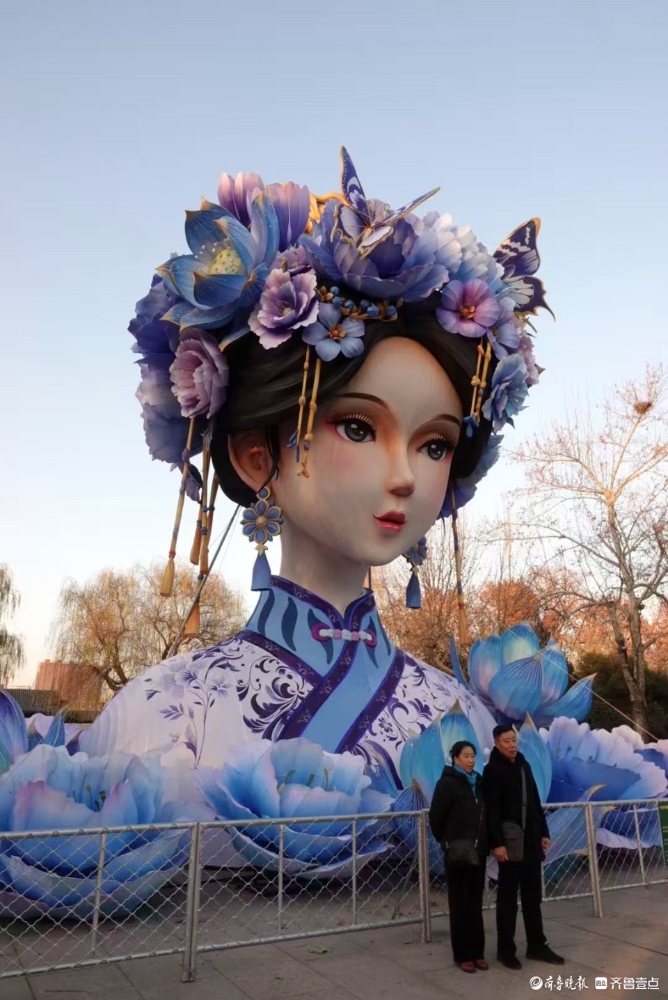 新晋网红打卡点——大明湖畔花灯“夏雨荷”