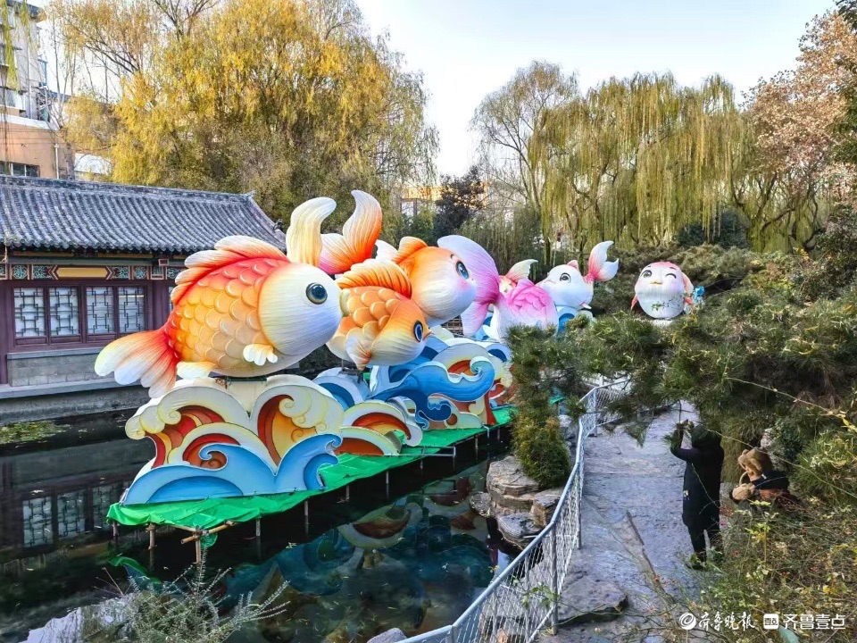 布展中的趵突泉花灯